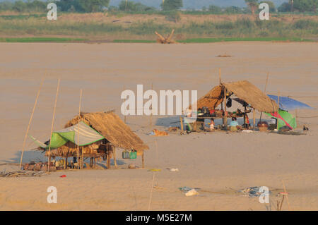 Capanne di pescatori sulle rive del fiume Irrawaddy in Myanmar Birmania Foto Stock