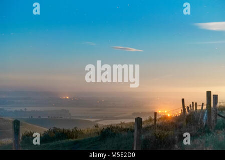 Pewsey vale vista da Tan collina di notte in Wiltshire, Regno Unito Foto Stock