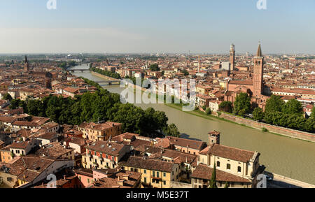 Panorama di Verona con Sant' Anastasia chiesa (Campanile di Sant Anastasia) e il fiume Adige, Verona, Italia Foto Stock