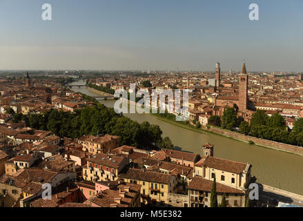 Verona cityscape con Sant' Anastasia chiesa (Campanile di Sant Anastasia) e il fiume Adige, Verona, Italia Foto Stock