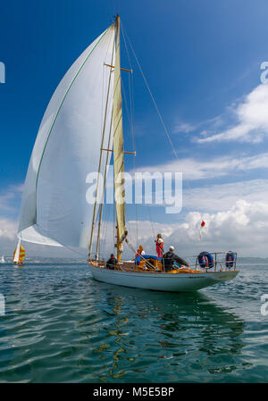 Il classic yacht in legno Sibilla Cuma battenti la sua gennaker vela. Foto Stock