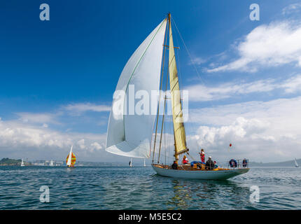 Il classic yacht in legno Sibilla Cuma battenti la sua gennaker vela. Foto Stock