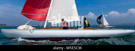 Una coppia di 22 Metri di yacht classici gara sottovento in Plymouth Sound. Foto Stock