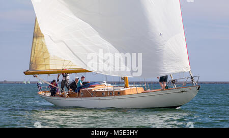 Il classic yacht in legno Sibilla Cuma a pieno la vela in Plymouth Sound. Foto Stock