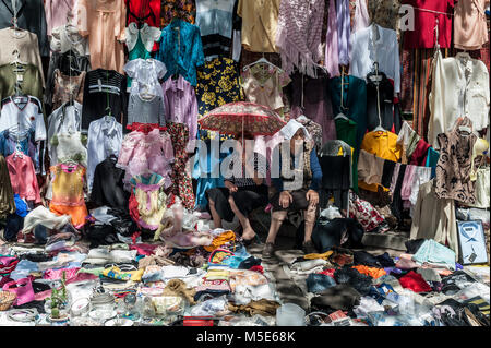 Due donne il ricovero per il sole al mercato delle pulci di Yerevan, Armenia Foto Stock