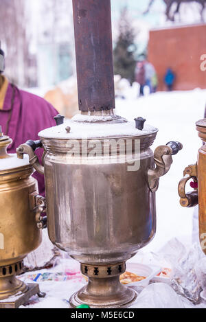 Samovar russo per il tè, legno, cibo di strada Foto Stock