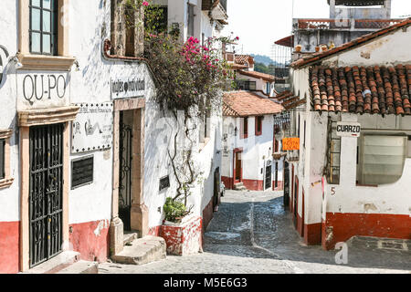 TAXCO, Messico - 3 marzo 2012: una delle vie centrali con architettura tipica di Taxco, Messico Foto Stock