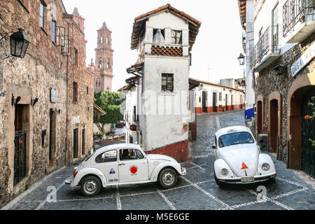 TAXCO, Messico - 3 marzo 2012: taxi locale VW Beetle nel centro di Taxco muovendosi sulla stretta strada centrale nei pressi di Zocalo in Taxco de Alarcón, Messico Foto Stock