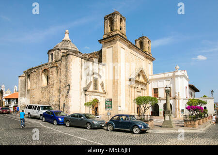 TAXCO, Messico - 3 marzo 2012: vista di uno dei vecchi curches su vie centrali in Taxco, Messico Foto Stock