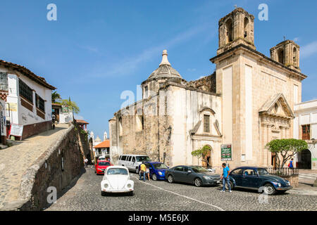 TAXCO, Messico - 3 marzo 2012: vista di uno dei vecchi curches su vie centrali in Taxco, Messico Foto Stock