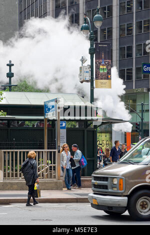 New York, NY, STATI UNITI D'AMERICA - Giugno 06, 2015:Il vapore uscente da Greeley Square e l'intersezione ovest 32 in Manhattan in primavera. Il traffico di automobili e crow Foto Stock