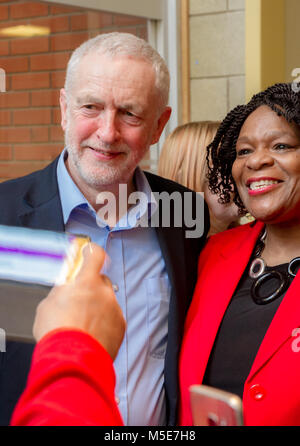 Jeremy Corbyn il leader del partito laburista e il Professor Cecile Yvonne Wright.. Foto Stock