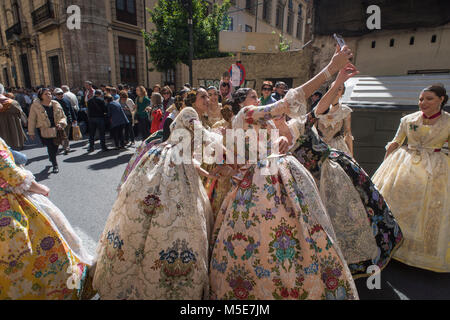 Giovani donne abbigliate come Falleras prendendo un 'selfie' immagine durante il Fallas Feste a Valencia in Spagna. Foto Stock