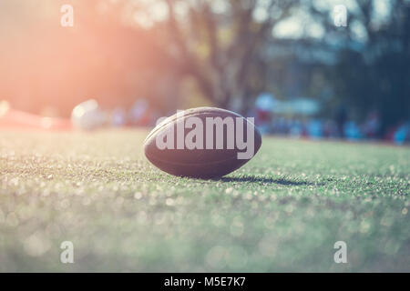 Football americano. Close-up della palla sul campo. Foto Stock