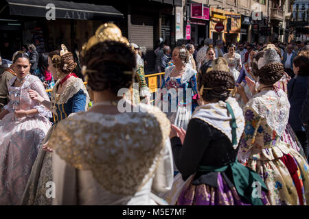 Donne che indossano il tradizionale abito Falleras durins Fallas feste a Valencia in Spagna. Foto Stock