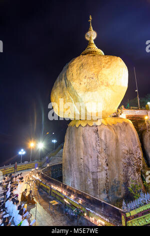 Kyaikto: Monte Kyaiktiyo pagoda dorata (Rock), , Stato Mon, Myanmar (Birmania) Foto Stock