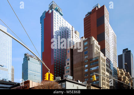 Un cartello stradale di Fifth Ave e West 33st al tramonto in New York City - Urban concept e direzione strada nel centro cittadino di Manhattan mondo americano famosa capitale destinazione sul caldo drammatico aspetto filtrato Foto Stock