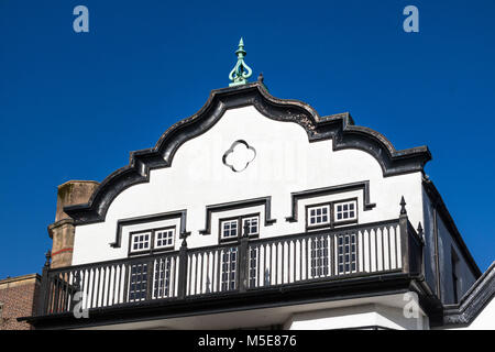 Dettaglio della parte superiore di storie e di balcone di Mol's Coffee House (1596) con cielo blu #2, Cattedrale vicino, Exeter, Devon. Foto Stock