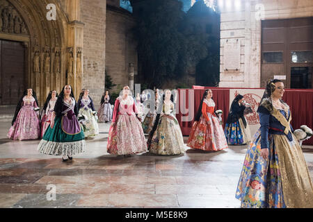 Le donne indossando il tradizionale abito fallera capo alla Vergine la piazza di Valencia per portare il fiore che offre alla Vergine Maria come parte del Fallas Foto Stock