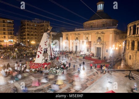 La gente a piedi intorno alla Vergine Maria dando loro omaggio floreale come parte del Fallas feste a Valencia in Spagna. Foto Stock