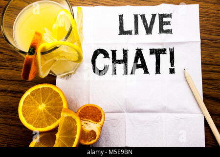 Concettuale didascalia di testo mostra Live Chat . Concetto di comunicazione Livechat scritto su carta velina su sfondo di legno con penna sani e succo di frutta Foto Stock