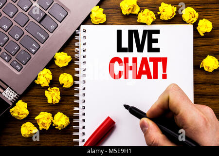 Mano concettuale di scrittura di testo Didascalia Live Chat . Il concetto di business per la comunicazione scritta Livechat su tablet portatile, sullo sfondo di legno imprenditore h Foto Stock