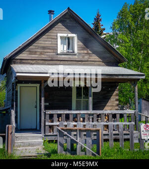 Rustico log cabin selvaggio dell'Alaska Foto Stock