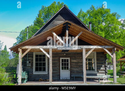 Rustico log cabin selvaggio dell'Alaska Foto Stock