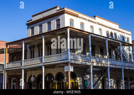 Vintage edificio a tre piani con balconi in legno Foto Stock