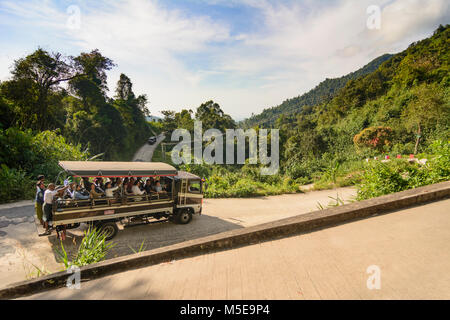 Kyaikto: carrello con i pellegrini a monte Kyaiktiyo pagoda dorata (Rock), , Stato Mon, Myanmar (Birmania) Foto Stock