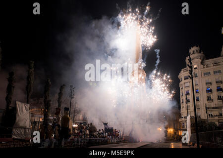 Fuochi d'artificio durante la notte di ' La Crema' la combustione a Valencia Town Hall Square in Spagna. Foto Stock