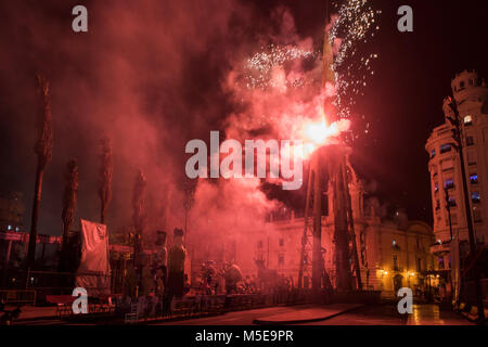 Fuochi d'artificio durante la notte di ' La Crema' la combustione a Valencia Town Hall Square in Spagna. Foto Stock