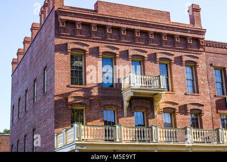 Parte anteriore del Vintage Multi-storia edificio di mattoni con balconi Foto Stock