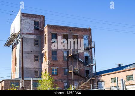 Vintage Multi-storia vacante in edifici in mattoni Foto Stock