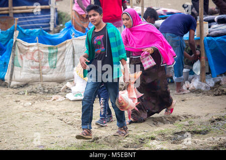 Un ragazzo giovane e sua madre è tornare a casa dopo aver acquistato un pesce dalla fiera (Poradah Mela) per la famiglia. Foto Stock