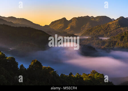 Il bellissimo panorama di scena di Doi Angkhang mountain con nebbia di mattina Foto Stock