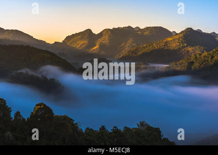 Il bellissimo panorama di scena di Doi Angkhang mountain con nebbia di mattina Foto Stock