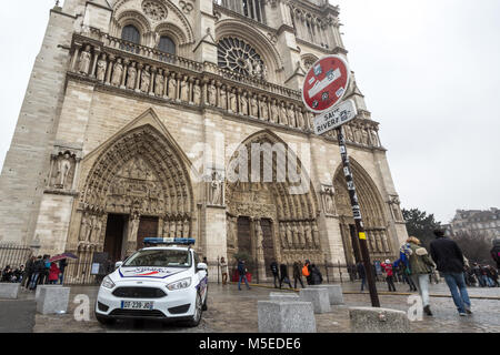 Parigi, Francia - 20 dicembre 2017: auto della polizia di fronte alla cattedrale di Notre Dame de Paris Cathedral, che è una parte di anti operazione terroristica svolto dalla Fre Foto Stock
