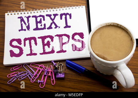 La scrittura a mano didascalia di testo di ispirazione che mostra le fasi successive. Il concetto di business per il futuro Golas e bersaglio scritte su carta nota su sfondo di legno con Foto Stock