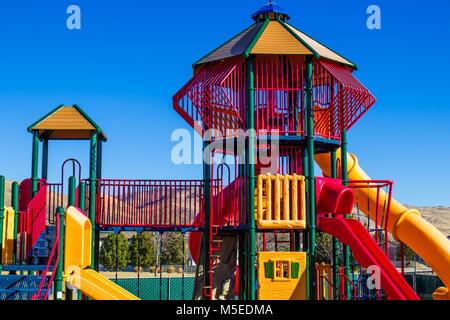 Per bambini Parco giochi moderni apparecchi con più diapositive Foto Stock