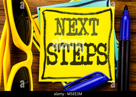 La scrittura a mano didascalia di testo di ispirazione che mostra le fasi successive. Il concetto di business per il futuro Golas e Bersaglio scritto su una nota adesiva carta, sullo sfondo di legno Foto Stock