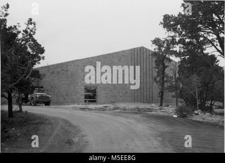 Grand Canyon storica Schoolhouse esterno anteriore, o a nord, la parete del nuovo alto edificio scolastico, il villaggio di Grand Canyon, 2 maggio 1958. Questa è la parete anteriore dell'edificio come auspicato nel contratto originale. Foto Stock