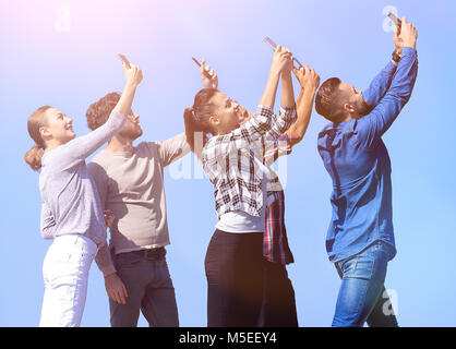 Vista posteriore. happy amici facendo un selfie. Foto Stock