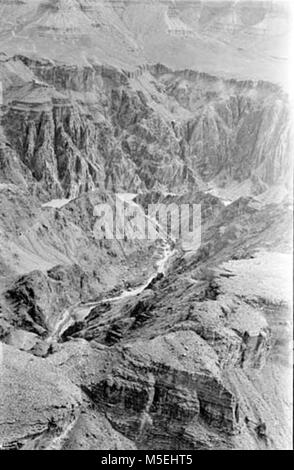 Grand Canyon storico - Aerial del Phantom Ranch antenna Area vista da sopra il punto di JOHNSON CERCA S giù il Bright Angel CREEK PASSATO PHANTOM RANCH di fiume Colorado. CIRCA 1980. Foto Stock