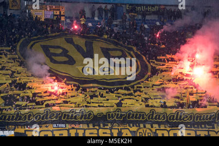 22 febbraio 2018, l'Italia, Bergamo: Calcio, Europa League, Atalanta Bergamo vs. Borussia Dortmund, Round dello scorso 32: Dortmund le ventole si accendono fuochi d'artificio. Foto: Bernd Thissen/dpa Foto Stock