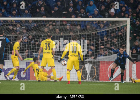 22 febbraio 2018, l'Italia, Bergamo: Calcio, Europa League, Atalanta Bergamo vs. Borussia Dortmund, Round dello scorso 32: Bergamo Rafael Toloi cheers oltre il suo punteggio di 1-0. Foto: Bernd Thissen/dpa Foto Stock