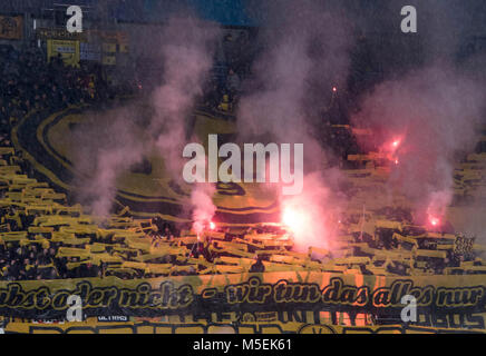 22 febbraio 2018, l'Italia, Bergamo: Calcio, Europa League, Atalanta Bergamo vs. Borussia Dortmund, Round dello scorso 32: Dortmund le ventole si accendono fuochi d'artificio. Foto: Bernd Thissen/dpa Foto Stock