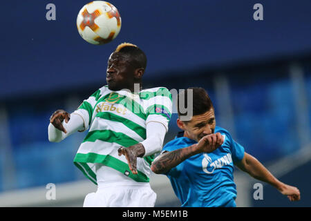 San Pietroburgo, Russia. Il 22 febbraio, 2018. Eboué Kouassi del Celtic (L) e Matias-come Kranevitter di FC Zenit San Pietroburgo si contendono la palla durante la UEFA Europa League Round di 32 partita di calcio tra FC Zenit San Pietroburgo e FK Celtic a San Pietroburgo Stadium. Credito: Igor Russak/SOPA/ZUMA filo/Alamy Live News Foto Stock