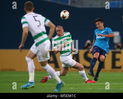 San Pietroburgo, Russia. Il 22 febbraio, 2018. Scott Brown del Celtic (L) e Matias-come Kranevitter di FC Zenit San Pietroburgo si contendono la palla durante la UEFA Europa League Round di 32 partita di calcio tra FC Zenit San Pietroburgo e FK Celtic a San Pietroburgo Stadium. Credito: Igor Russak/SOPA/ZUMA filo/Alamy Live News Foto Stock