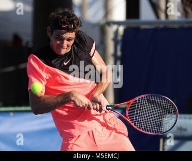 Delray Beach, Florida, Stati Uniti d'America. Il 22 febbraio, 2018. Taylor Fritz, DA STATI UNITI D'AMERICA, riproduce il rovescio di Mikhail YOUZHNY, dalla Russia, durante il 2018 Delray Beach Open ATP professional tennis tournament, giocato al Delray Beach Stadium e nel Centro Tennis in Delray Beach, Florida, Stati Uniti d'America. Taylor Fritz ha vinto 6-1, 4-6, 6-3. Mario Houben/CSM/Alamy Live News Foto Stock